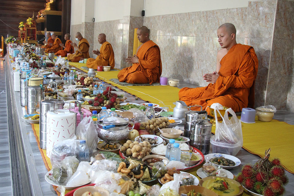 พุทธศาสนิกชนชาวนราธิวาสพร้อมใจกันร่วมทำบุญประเพณีสารทเดือนสิบ ประเพณีสำคัญของชาวปักษ์ใต้