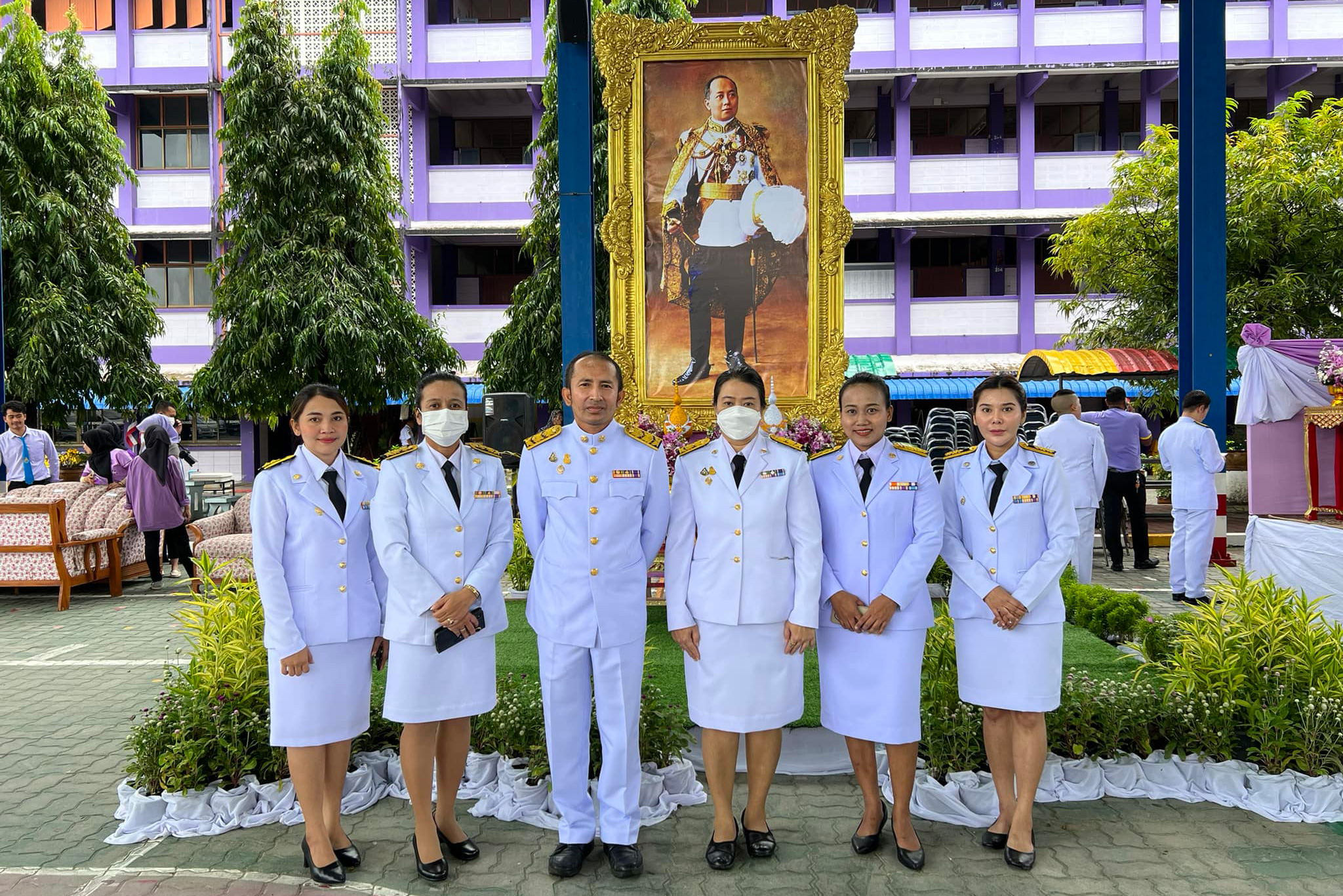 บุคลากรองค์การบริหารส่วนจังหวัดนราธิวาส ร่วมพิธีวางพวงมาลาถวายราชสดุดี พระบาทสมเด็จพระมงกุฎเกล้าเจ้าอยู่หัว เนื่องในวันสมเด็จพระมหาธีรราชเจ้า