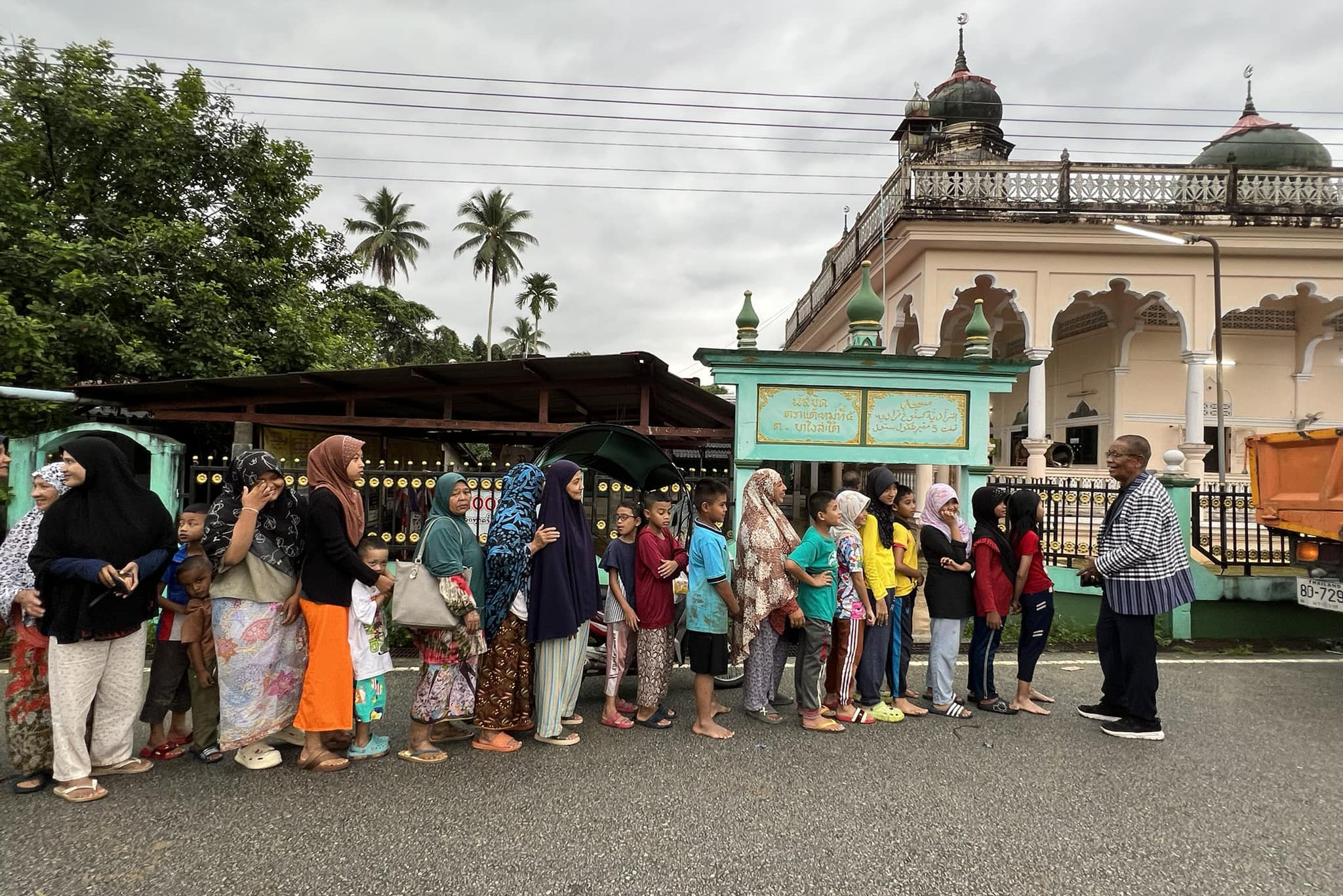 นายก อบจ.นราธิวาสเยี่ยมศูนย์อพยพ รร.บ้านบางโงสะโต พร้อมมอบข้าว น้ำ และเทียนหลังชาวบ้านถูกตัดไฟอยู่ในความมืดตลอด 2 วันจากอุทกภัย